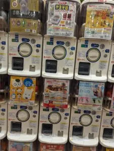 この写真はアミュプラザ宮崎のガチャガチャ専門店「ガシャココ」の店内の写真2です