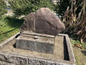 この写真は宮崎賢西都市に鎮座する石貫神社の由来となった石の写真です