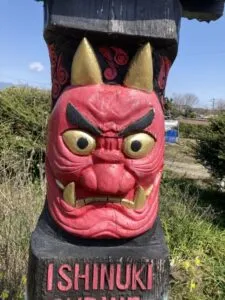 この写真は宮崎賢西都市に鎮座する石貫神社の由来となった鬼の写真です