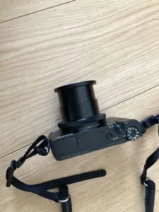 「写真の説明」　改造したステップアップリングをRX100に装着した写真2