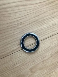 「写真の説明」　ステップアップリングを裏面から撮影した写真