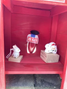 一葉稲荷神社の白兎のお賽銭の写真