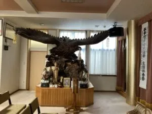 「写真の説明」　宮崎市立正寺の鳥の置物の写真