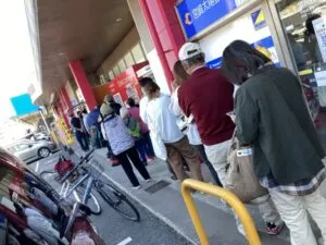 「写真の説明」 宝くじ売り場の行列の写真