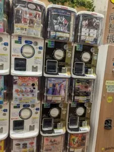 この写真はアミュプラザ宮崎のガチャガチャ専門店「ガシャココ」の店内の写真3です