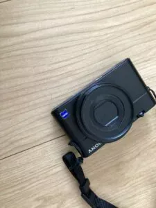 「写真の説明」　改造したステップアップリングをRX100に装着した写真1