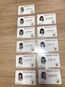この写真は宝くじ幸運の女神の名刺を床に並べて撮影した写真です