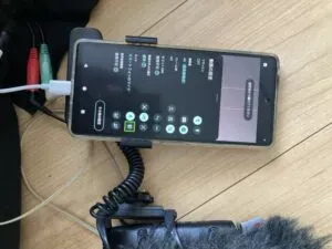 「写真の説明」　PIXEL7に外部マイクを接続した様子の写真
