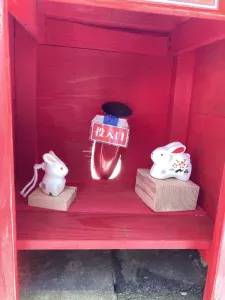 一葉稲荷神社の白兎のお賽銭の写真