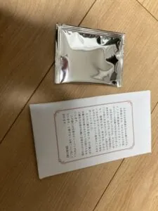「写真の説明」　花まつりの祭壇の写真。中心にお釈迦様が居ます。