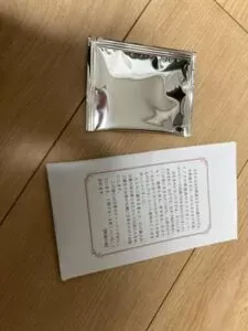 「写真の説明」　花まつりの祭壇の写真。中心にお釈迦様が居ます。