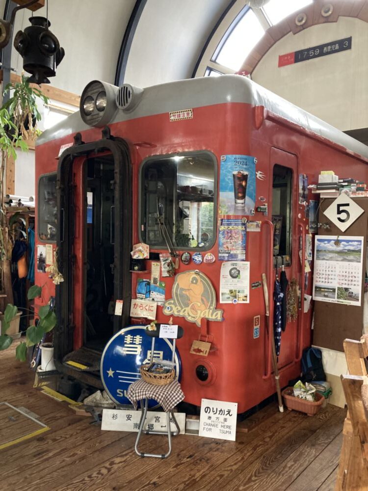 「写真の説明」　喫茶店「ろくろ」の店内にある電車の写真