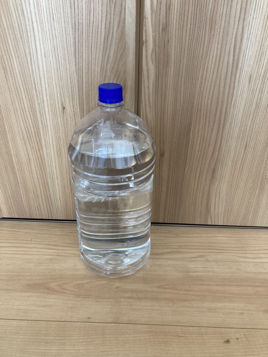 「写真の説明」　5リットルのペットボトルに入った奇跡の水の写真