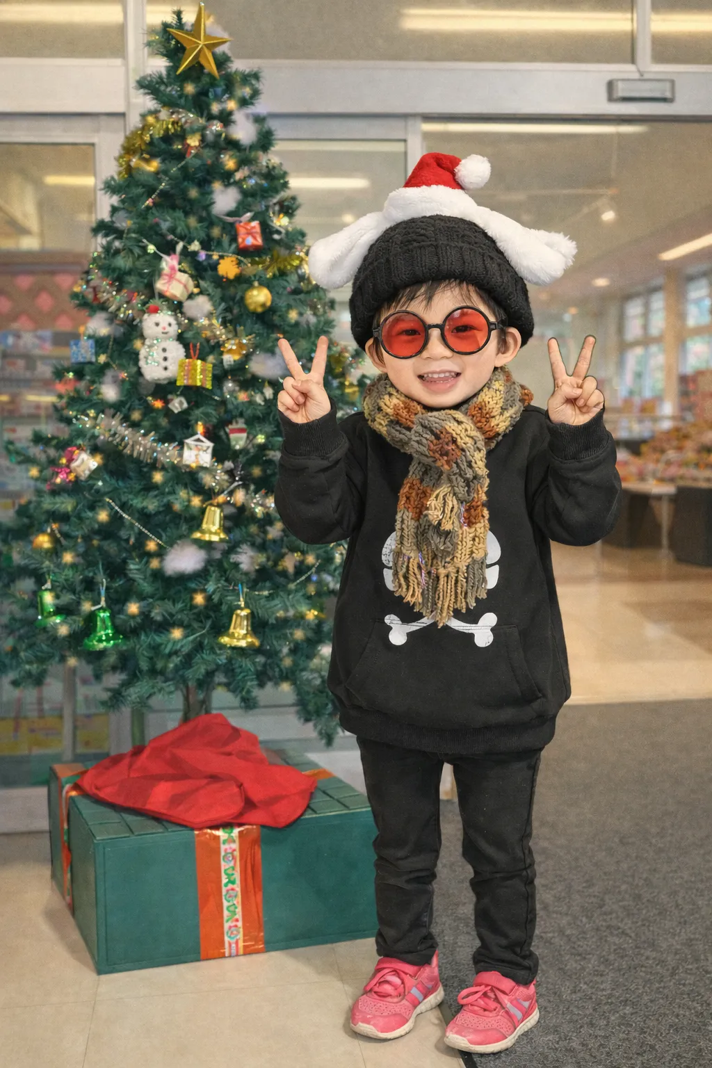 「写真の説明」クリスマスツリーと記念写真を撮るけんじーまん