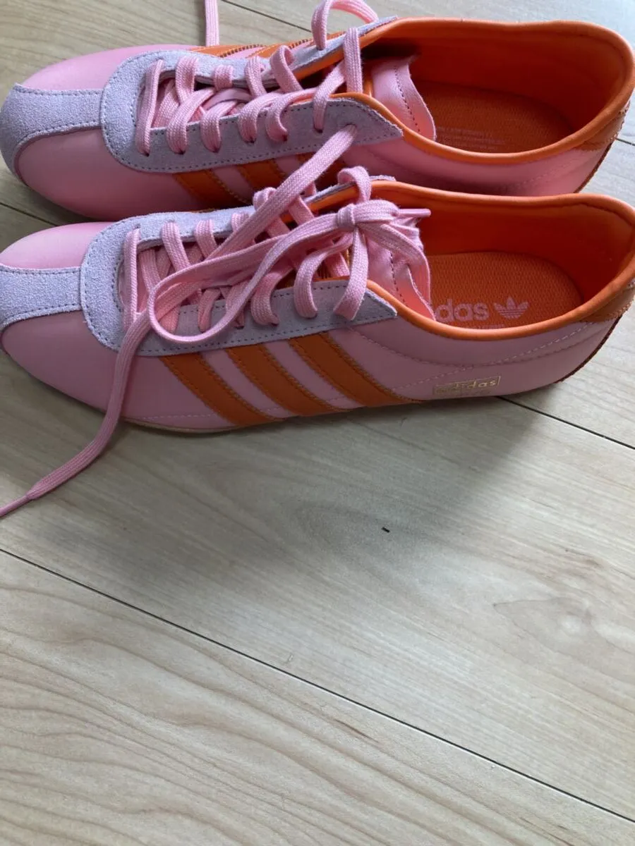 「写真の説明」アディダスのスニーカーの写真