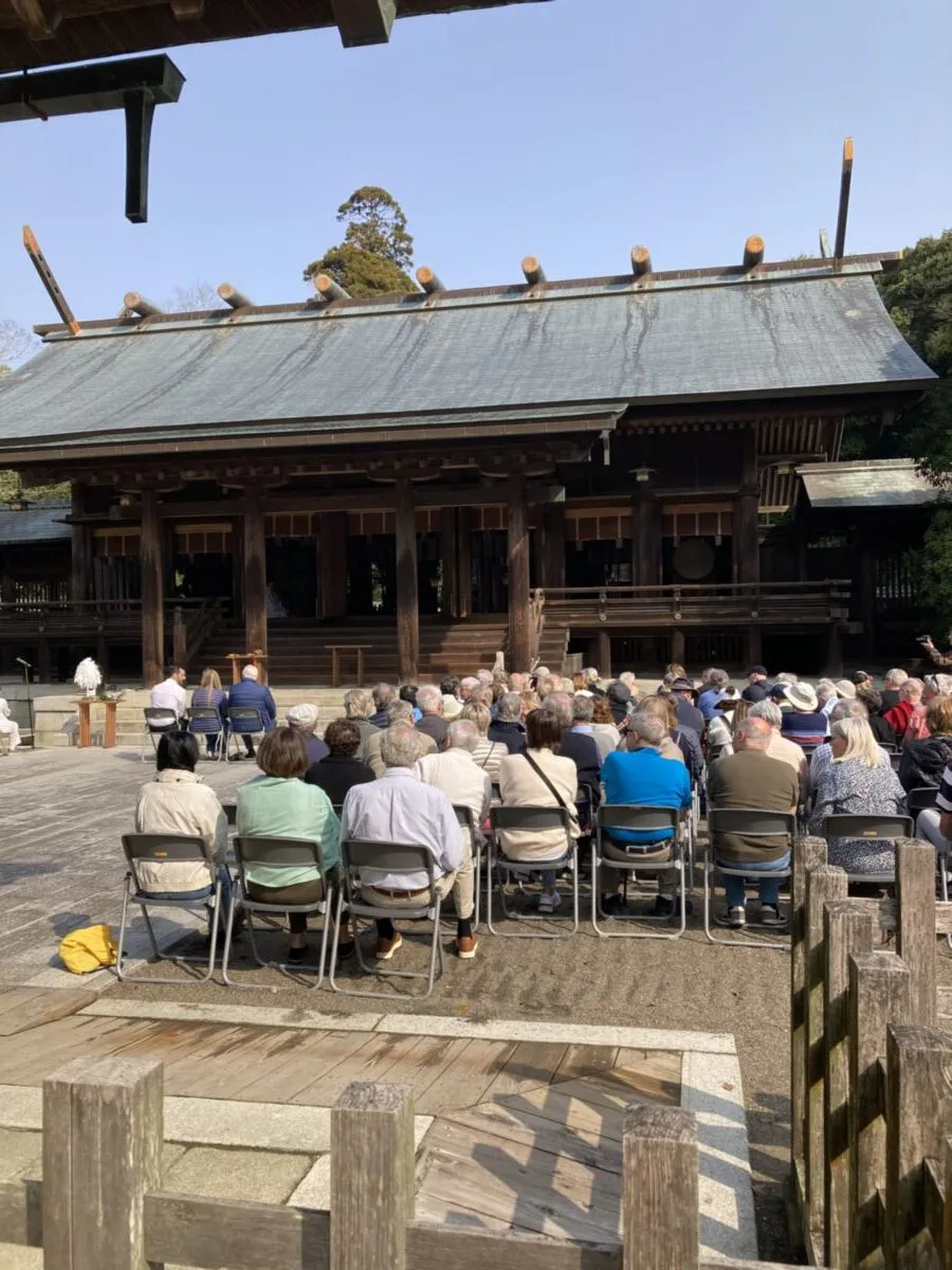 「写真の説明」宮崎神宮にフランス人の団体